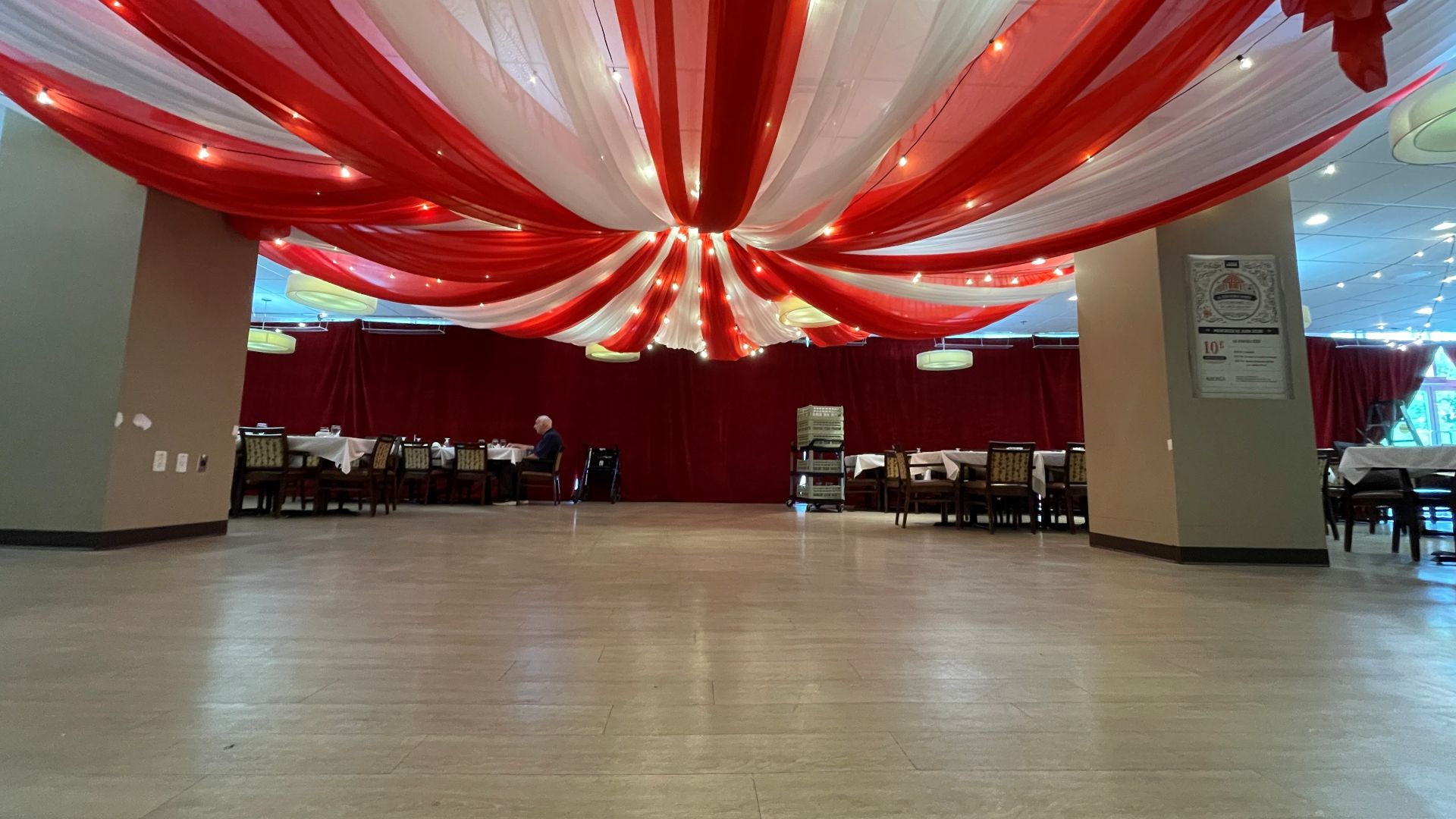 Plafond circassiens voile rouge et blanc.jpg